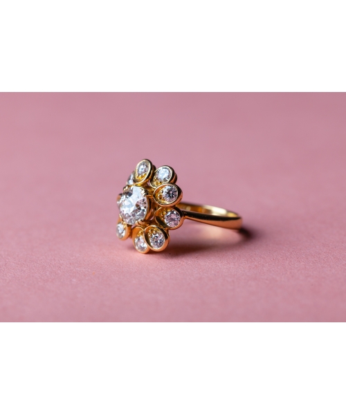 Gold vintage ring in a flower form with diamonds - 3